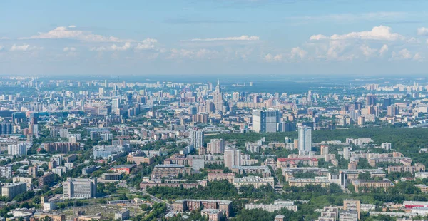 Luchtfoto op Moskou stadsgezicht bij daglicht. — Stockfoto
