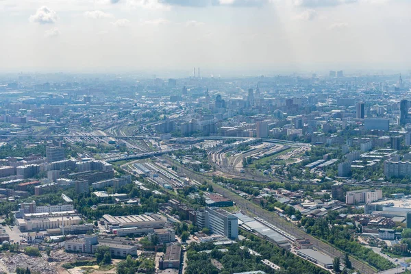Vista aérea del paisaje urbano de Moscú a la luz del día . — Foto de Stock
