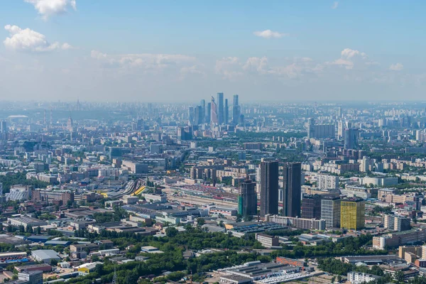 Luchtfoto op Moskou stadsgezicht bij daglicht. — Stockfoto