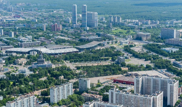 Vue aérienne du paysage urbain de Moscou à la lumière du jour . — Photo
