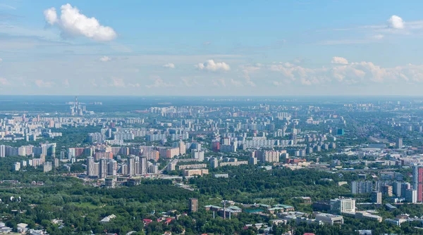 Luchtfoto op Moskou stadsgezicht bij daglicht. — Stockfoto