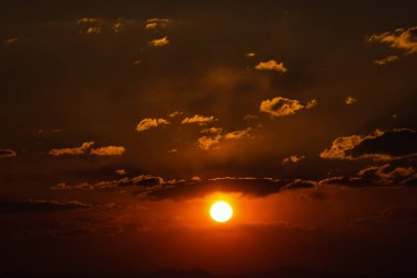 bulutlu gün batımı.