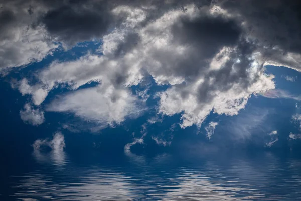 Himmel spiegelt sich im Wasser. — Stockfoto