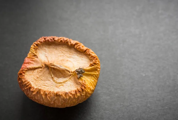 Scheibe verwelkter Apfel. — Stockfoto