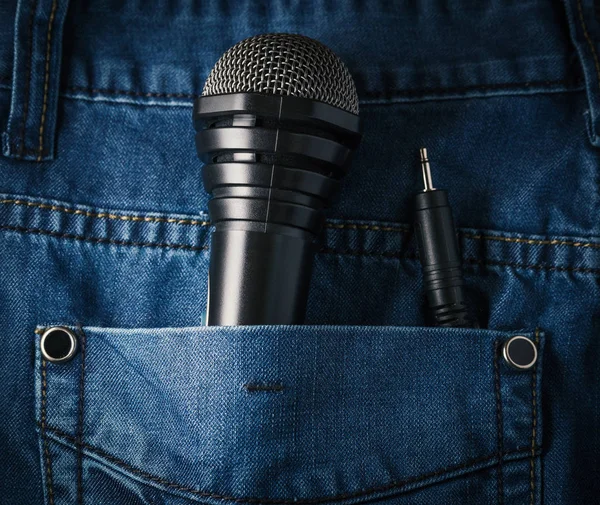 Modré džíny s mikrofonem. — Stock fotografie