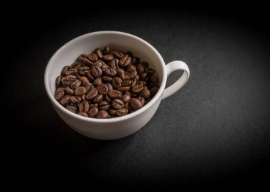 kavrulmuş kahve çekirdeği beyaz Kupası.