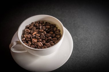 kavrulmuş kahve çekirdeği beyaz Kupası.