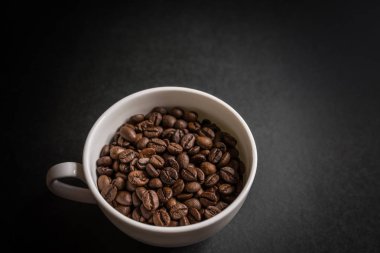kavrulmuş kahve çekirdeği beyaz Kupası.