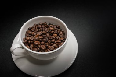 kavrulmuş kahve çekirdeği beyaz Kupası.