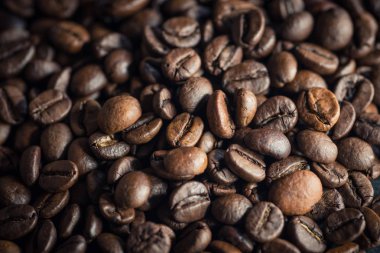 Koyu arkaplanda kahve çekirdeği.