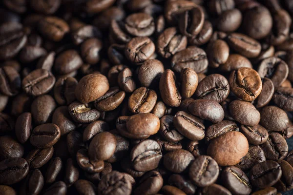 Koyu arkaplanda kahve çekirdeği.