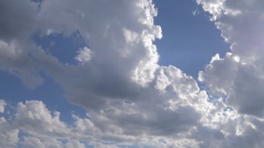 Bulutlar gökyüzü üzerinde hareket. 