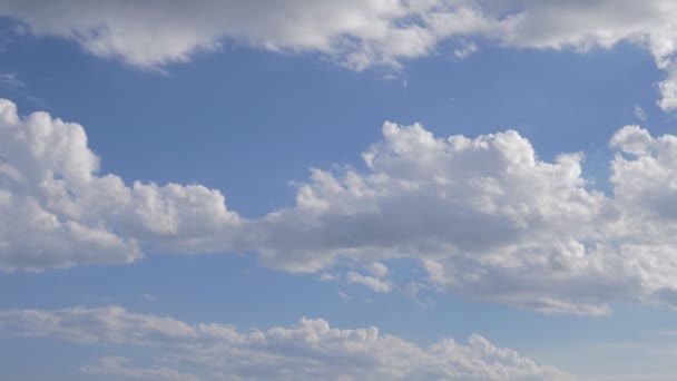 Nuvens em movimento no céu . — Vídeo de Stock