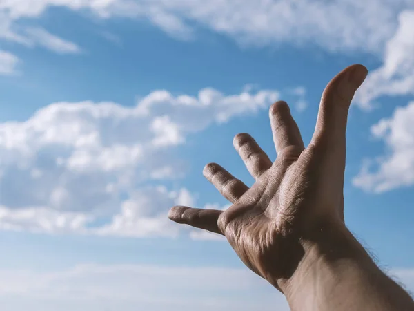 Χέρι ανθρώπου που απλώνεται προς τον ουρανό. — Φωτογραφία Αρχείου