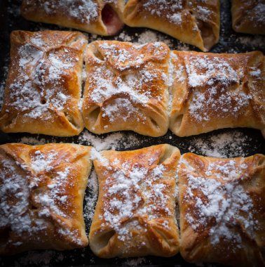 Bir tepsi üzerinde elma kek.