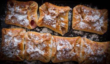 Bir tepsi üzerinde elma kek.