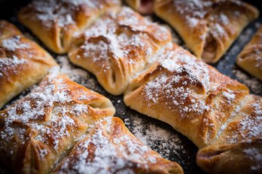 Bir tepsi üzerinde elma kek.