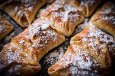 Bir tepsi üzerinde elma kek.