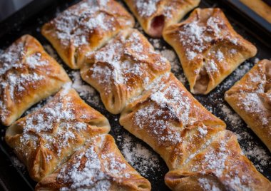 Bir tepsi üzerinde elma kek.