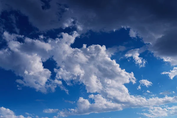 雲と青い空. — ストック写真