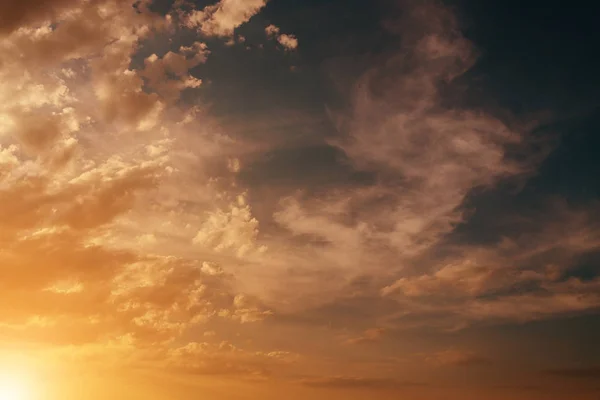 Ciel avec nuages de couleur orange . — Photo