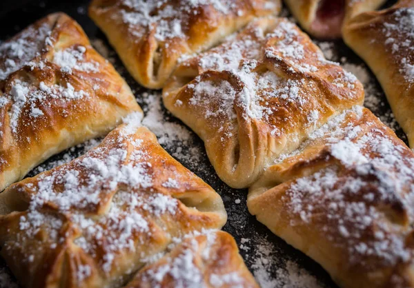 Bir tepsi üzerinde elma kek. 