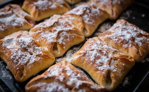 Bir tepsi üzerinde elma kek.