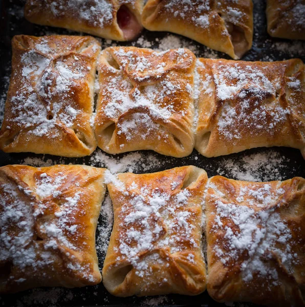 Apfelkuchen auf einem Blech. — Stockfoto