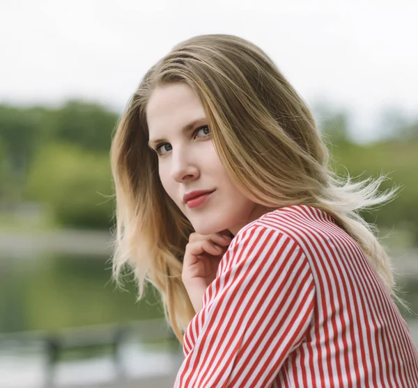 Portret van een mooie jonge vrouw. — Stockfoto