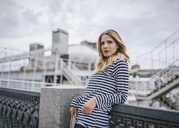 Retrato al aire libre de mujer joven . — Foto de Stock