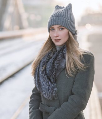 Güneşli kış günü kadın.