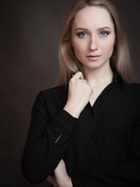 mavi gözlü genç kadın. 