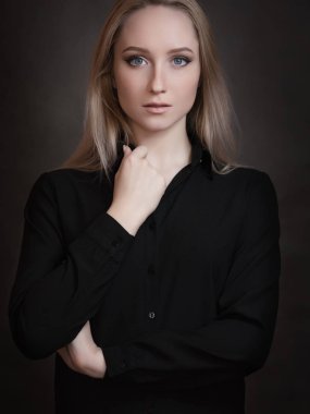 mavi gözlü genç kadın. 