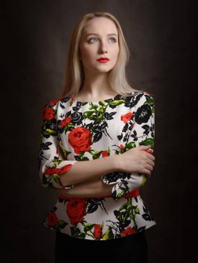 mavi gözlü genç kadın. 