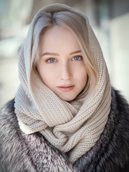 Woman at sunny winter day. — Stock Photo, Image
