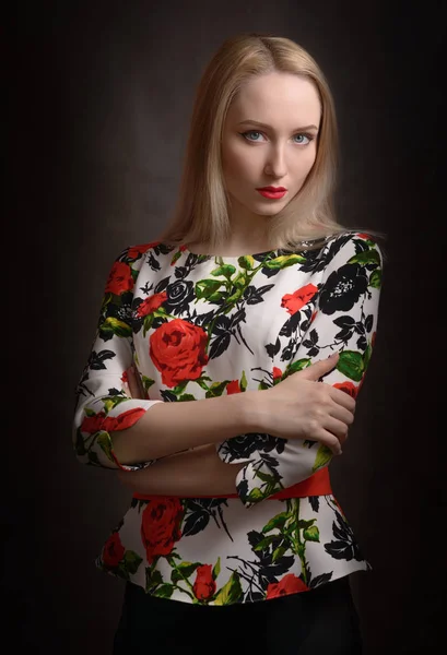 mavi gözlü genç kadın. 