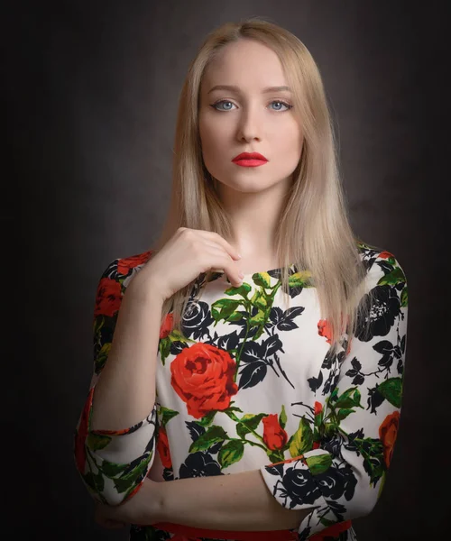 mavi gözlü kadın portresi.