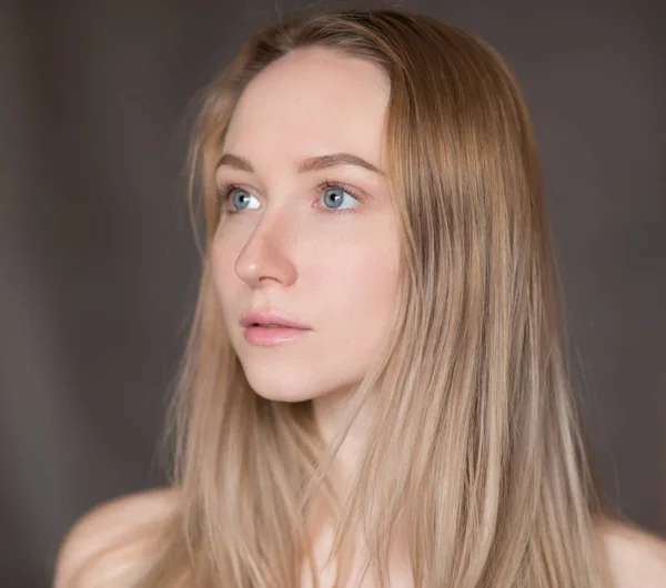 Mujer joven con ojos azules . — Foto de Stock