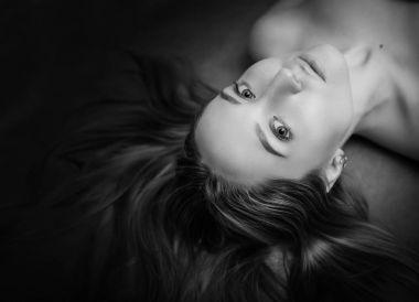 Güzel saçlı kadın.