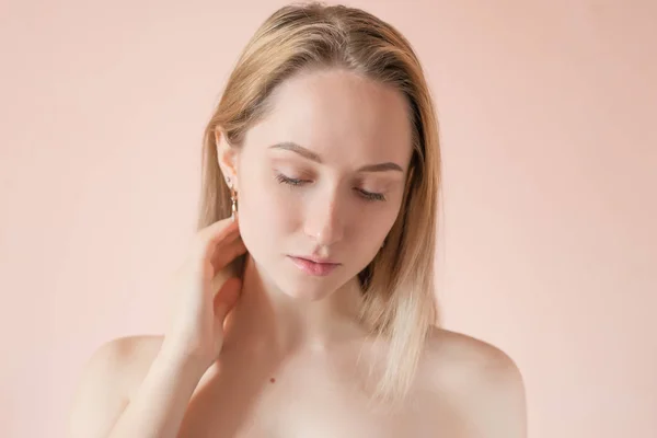 Mujer joven con ojos azules . — Foto de Stock