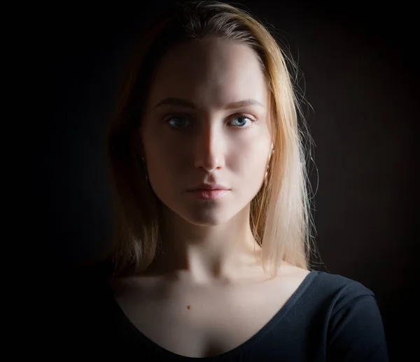 Mujer joven con ojos azules . — Foto de Stock