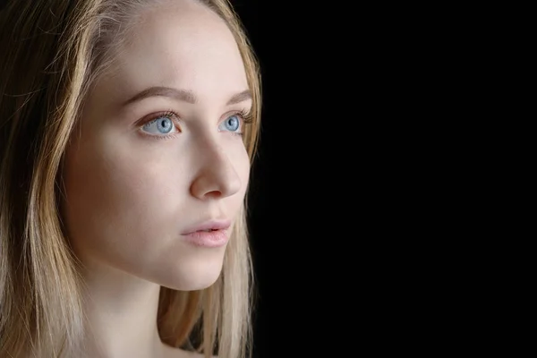 Mladá žena s modrýma očima. — Stock fotografie