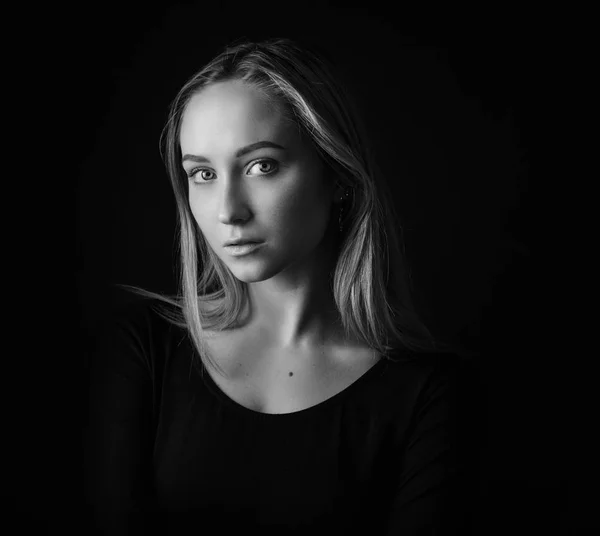 Retrato de uma bela jovem mulher. — Fotografia de Stock