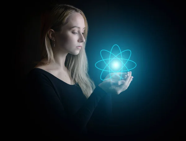 Frau mit glühendem Atommodell. — Stockfoto