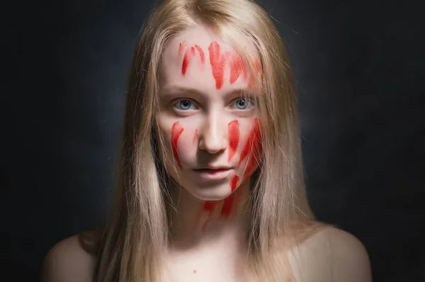 Frau mit Farbe im Gesicht. — Stockfoto