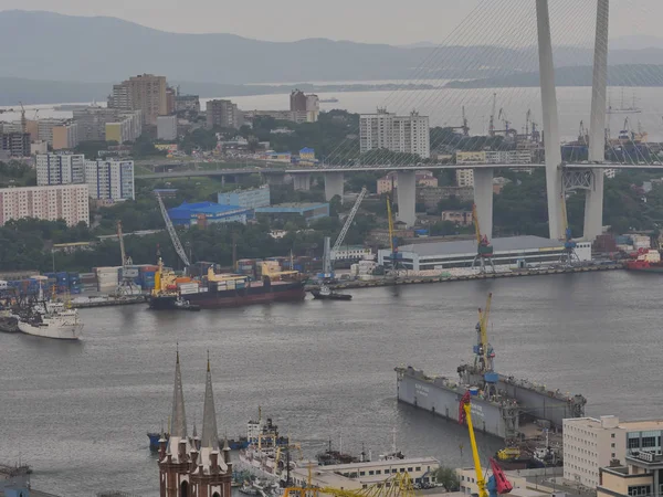 La nave ormeggiata nel porto di Vladivostok . — Foto Stock