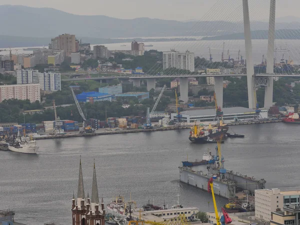 Vladivostok bağlantı noktası demirleyen gemi. — Stok fotoğraf