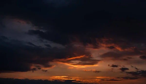 Dramatisk solnedgång himmel. — Stockfoto