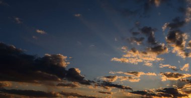 Turuncu bulutlu gökyüzü günbatımı.