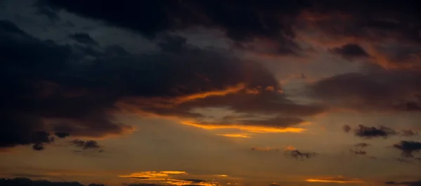 Закат с оранжевыми облаками . — стоковое фото